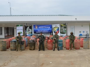 Las autoridades en operativo realizado en la orillas del río Arauca encontraron en una vivienda cien canecas con mas de cinco mil galones de ACPM.