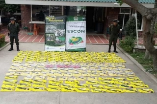 Mas de 600 camisetas de la selección Colombia incauta la Policía Aduanera a comerciantes informales en Arauca.