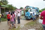 Por taponamiento del alcantarillado en un sector del barrio Los Libertadores de Arauca, la Administración municipal y Emserpa prestaron el servicio de vehículo vac-com, para que baje el nivel de las agua que tienen algunas calles inundadas.