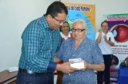 El gobernador Facundo Castillo hizo entrega de 39 audífonos auriculares o concha según el caso, a personas con discapacidad y adultos mayores del departamento de Arauca.