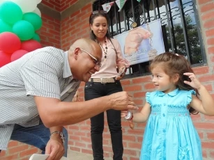 34 familias araucanas que desde la administración anterior esperaban con ansias poder tener sus viviendas nuevas, las recibieron de mano del alcalde Luis Emilio Tovar.