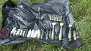 Armas y municiones incautadas en el lugar de los hechos.
