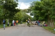 Campesinos bloquean vías en el departamento de Arauca, el transporte intermunicipal esta paralizado.