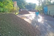 Alcaldía municipal trasladó relleno para mejorar la vía que lleva al Aquaparque Las Toninas en Arauca.
