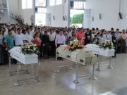 <p>Sepelio de los ni&ntilde;os en Tame. Foto: Cayo Mario Sepulveda.</p>