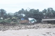 Las fuerte creciente del río Tame derribo parte del puente en la vía Puerto San Salvador. Foto: Cayo Mario Sepulveda.   
