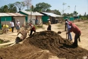 Los habitantes de los barrios que se inundan en Arauquita, recibieron centenares de volquetadas de arena para prevenir las emergencias en época invernal, los focos de contaminación y vectores de enfermedades.
