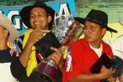 En octubre del año 2007, Sergio Cahueño Cano recibía el trofeo de subcampeón el mundial de coleo de Villavicencio, Meta, acompañado de Óscar Eduardo Ramírez que también fue asesinado.