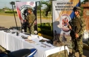 La Fuerza de Tarea Quirón de la Octava División del Ejército Nacional también incautó cuatro pistolas, una carabina y una granada de mano.