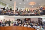 Los ganaderos se hicieron presentes en la gradería de la Asamblea departamental mientras sus representantes negociaban con el Gobierno Nacional.