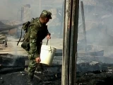 Soldados de la Fuerza de Tarea Quirón ayudaron a apagar el fuego que estaba consumiendo las casetas de negocios de Puerto Jordán.