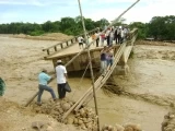 La vía Tame - Puerto San Salvador quedó cerrada por la caída de otro tramo del puente sobre el río Tame que en una fuerte creciente se llevó el sector habilitado el año anterior.