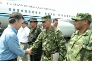 El Presidente Santos arribó este jueves a Arauca para liderar un Consejo de Seguridad en esta ciudad. En la imagen saluda al Comandante de la Octava División del Ejército, brigadier general Ernesto Maldonado, los observa el Comandante de la Decimoctava Brigada, coronel John Norvey Zambrano. Foto: Javier Casella - SIG.