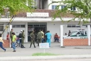El Hospital San Vicente de Arauca se había convertido en el lugar más custodiado por las autoridades y zona de zozobra para los vecinos, por la presencia de alias Misael, guerrillero capturado después del bombardeo que dejo 33 subversivos muertos en Arauquita.
