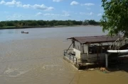 Para prevenir la contaminación de la bocatoma del acueducto del municipio de Arauca operarios de Ecopetrol instalaron una malla de protección en este sector del río Arauca.