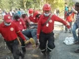 Campesinos, indigenas y otros miembros de organizaciones se enfrentan a personal del Esmad de la Policía Nacional. Fotos tomadas de Facebook.
