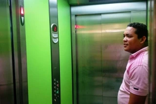 Personas con discapacidad las más beneficiadas de la puesta en funcionamiento de ascensor en la Alcaldía de Arauca.