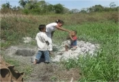 El agua que consumen niños y adultos de  comunidad indígena de Caño Mochuelo en Casanare, se extrae de rudimentarios pozos. Fotos: Cristina Naranjo.