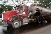 Con derrame de hidrocarburo en la salida de Yopal vía al puente de La Cabuya, la empresa que transporta el crudo no tiene las medidas de contingencia adecuadas para este tipo de accidentes.
