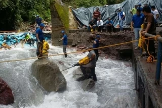 A través de una explosión controlada fueron desintegradas las tres gigantescas rocas que taponaban las rejillas de la Bocatoma del Acueducto por gravedad. El servicio se restableció dentro del término previsto.
