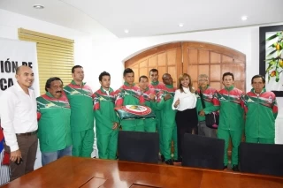 Entregaron bandera a deportistas del departamento de Arauca que participarán en los vigésimos juegos Nacionales, que se realizan en los departamentos de Tolima y Chocó.