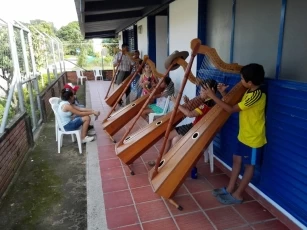 Los niños se capacitan e instruyen en diferentes cursos artísticos que buscan fortalecer el folclor y las tradiciones culturales en la región araucana.