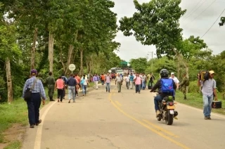 Desde las 10 y treinta de la mañana de este miércoles dieron paso a decenas de vehículos que ingresaban a Arauca. Manifestantes esperan una solución definitiva a su falta de vivienda.
