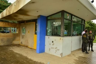Así quedo el CAI de la piscina con olas, en Arauca, que fue atacado por guerrilleros de las Farc la noche del viernes. En el hecho murieron tres guerrilleros y un intendente de la Policía Nacional.