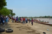 Centenares de personas acompañaron el féretro del canoero asesinado el pasado lunes en las aguas del río Arauca.