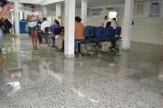 También la lluvia afectó el interior del área de consulta externa, donde los usuarios realizan la facturación.