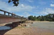 El actual puente será demolido para evitar represamiento de río Tame.