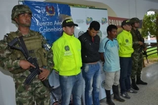Presuntos guerrilleros de las Farc, capturados en el área rural del municipio de Fortul, en el departamento de Arauca.