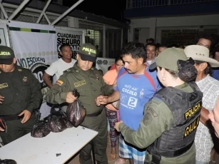 Diez mil kilos de carne proveniente de reses incautadas por la Dian fueron entregadas por la Policía Nacional a familias vulnerables del municipio de Arauca.