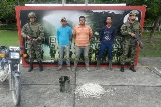 A tres presuntos guerilleros del ELN cuando instalaban explosivos contra el oleoducto Caño Limón - Coveñas en Arauquita.