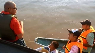 Los canoeros del río Arauca, recibieron de manos del Alcalde, Luis Emilio Tovar Bello y la Marina, chalecos salvavidas.