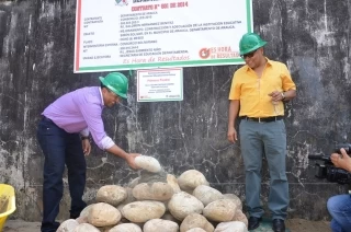 Gobernador inauguró infraestructura de áreas Técnicas en colegio Simón Bolívar, y colocó primera piedra para continuar con proyecto.