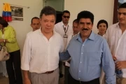 El gobernador de Casanare, Marco Tulio Ruiz Riaño y el presidente Juan Manuel Santos, en Puerto Carreño, en la ceremonia de inauguración de la Fuerza Naval del Oriente.