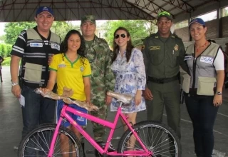 Der. a Izq. Mayor (RA) Jose Pinto (asesor de Prevención contra Reclutamiento ilícito NNA y Desmovilización del GAC DIV 8), Daniela Cruz (goleadora), Teniente Coronel Carlos Montoya (Cdte. Batallón de Infantería No. 44 Ramón Nonato Pérez), Lucelly Torres (Comisaría de Familia Tauramena), Capitán James Vidal (CDTE. Estación de Policía de Tauramena) y Leidy Nieto (asesora jurídica GAC DIV 8).