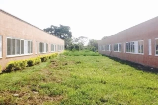 Con una inversión superior a los 14 mil novecientos millones de pesos, el nuevo Plantel Educativo, consta de un total de 40 aulas, distribuidas entre preescolar, primaria, básica, y media secundaria.
