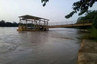 Un niño de cinco años y una niña de dos desaparecieron en aguas del río Arauca, cuando la canoa en la que se transportaban una familia sufrio un accidente. Organismos de rescate iniciaron su búsqueda.