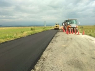 Trabajos de obra adelantados en la vía Tame - Puerto San Salvador, estos avanzan de manera significativa con la pavimentación de varios tramos.