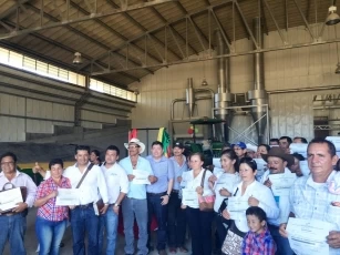 A  57 campesinos de Aguazul, Casanare, recibieron la certificación de sus predios libres de brucelosis.