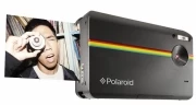 No necesita tinta, ya que el papel que usa viene con pequeños cristales de tres colores, tecnología conocida como ZINK que trae incorporada.