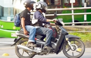 Medida de restricción de parrillero hombre en motocicleta fue aceptada positivamente por la ciudadanía durante su primer día de implementación.