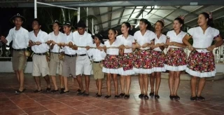 Como invitados especiales grupo folclorico de Paz de Ariporo, Casanare.