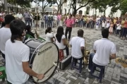 Como los viejos tiempos un grupo de jóvenes interpretaron música en el parque Bolívar de Arauca.