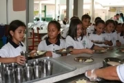 Un adicional al contrato de alimentación escolar para garantizar la ración por 44 días más a 35 mil 202 estudiantes en los siete municipios de Arauca, suscribió el Gobierno Departamental.