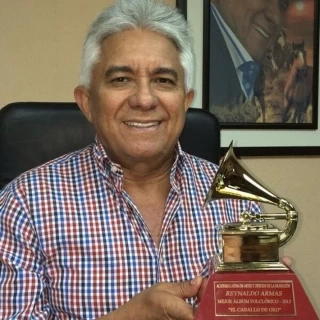 Reynaldo Armas anunció en su cuenta de twitter la llegada del gramófono otorgado como premio Grammy Latino 2013, por su disco El caballo de Oro.