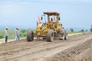 Avanzan trabajos de obra en la vía Tame- San Salvador, en la fase de aplicación y compactación de material para la base de la estructura.