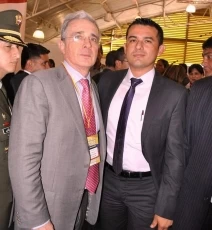 Juan Carlos Santamaría junto al expresidente Álvaro Uribe: 